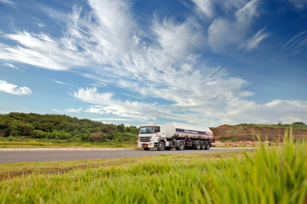 Camion-citerne sur la route (démo)